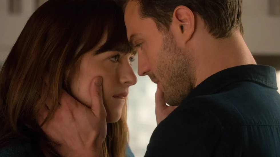 Anastasia "Ana" Steele (Dakota Johnson) har lämnat Christian Grey (Jamie Dornan), men de har svårt att hålla sig ifrån varandra i "Fifty shades darker".