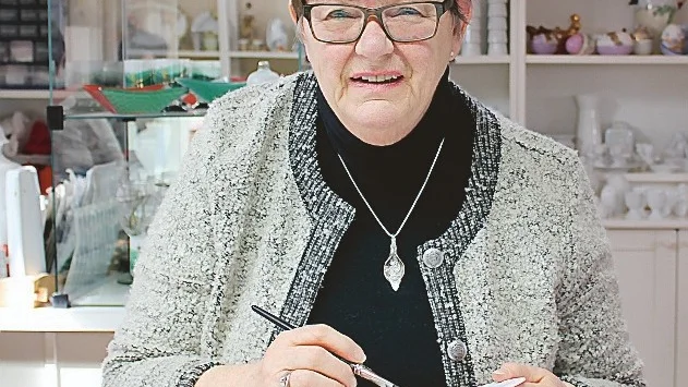 Britt-Marie Johansson har målat porslin sedan slutet av 1960-talet. Foto: Lena Dahlberg