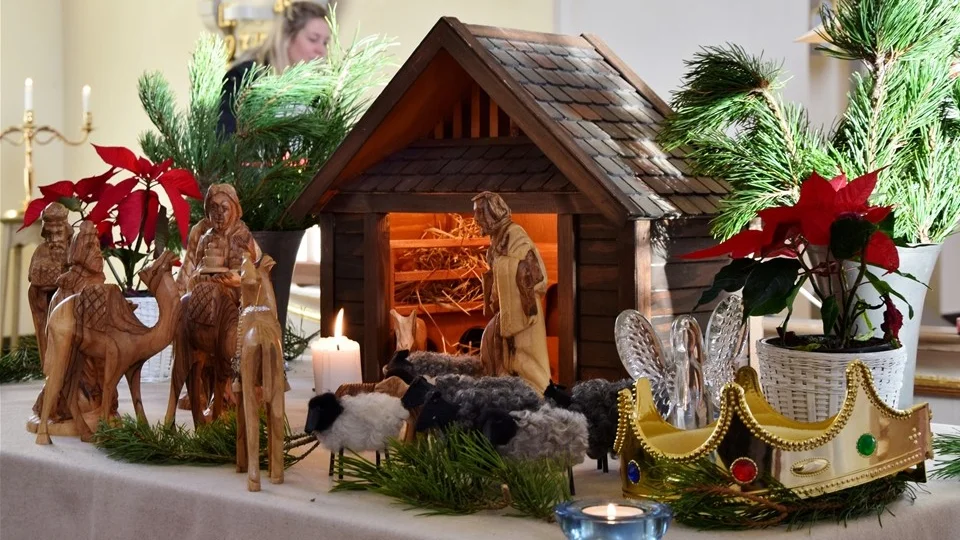 I Hägerstad kyrka inleddes julaftonen med en "krubbgudstjänst" med flera deltagande barn som fick iordningställa stallet och krubban. Foto: Morgan Karlsson