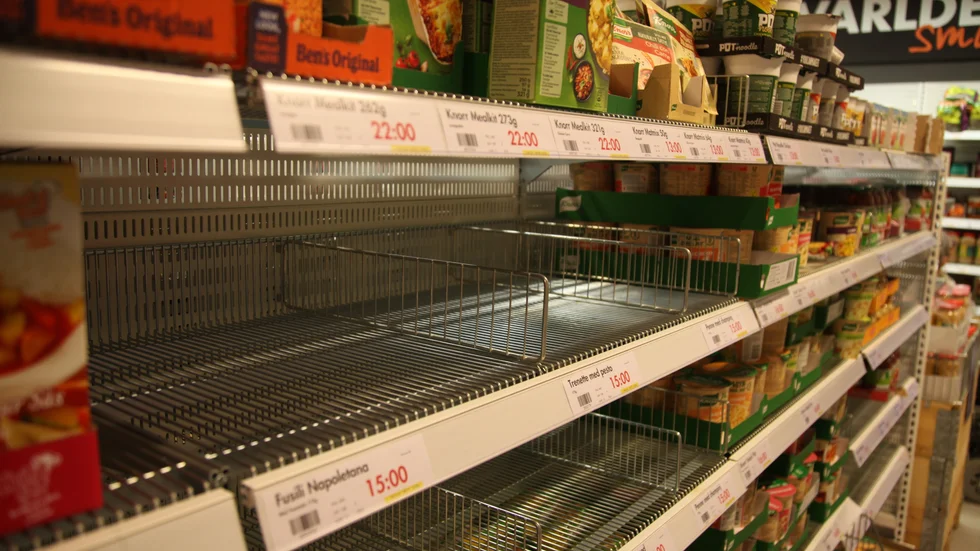 På ÖoB är det framför allt hyllorna med konserver och torrvaror som börjar bli tömda. 