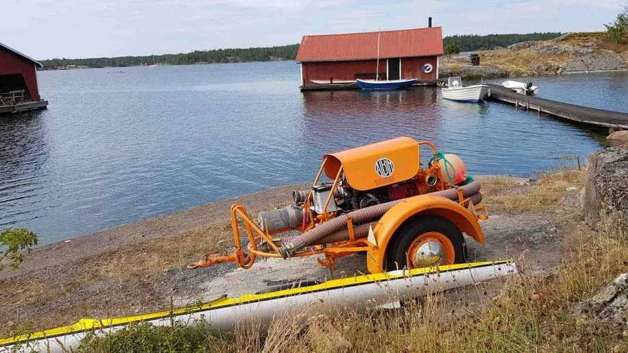 Torrö. Trots att öborna fick denna brandspruta i gåva förra sommaren så är den ännu inte satt i drift.