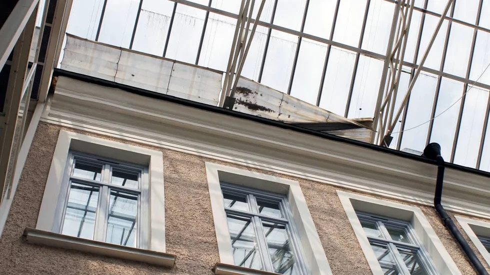 Glasskivor har lossnat från sin ursprungliga plats och gardinerna är trasiga.
