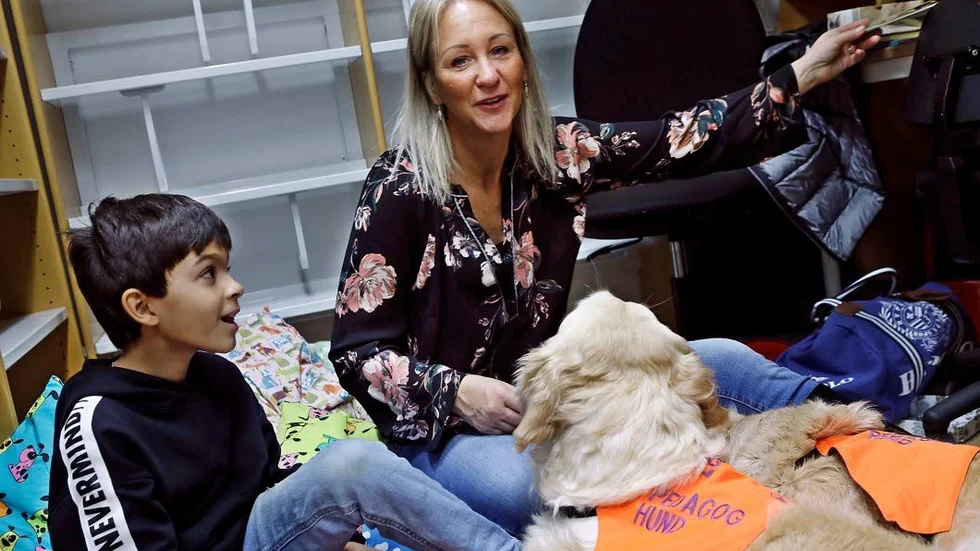 Randy Axerud Harder går i klass 3A på Råssnässkolan och läser med pedagoghundarna Lisa och Leia och specialpedagogen Eva-Lena Rehn.