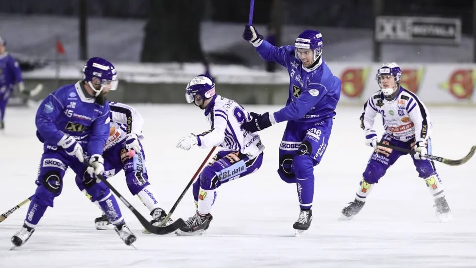 IFK Motalas Jonas Enander och Oskar Nilsson försöker ta sig igenom Villaförsvaret. Men det blev förlust igen för Motalalaget som nu ligger under med 0–2 i matcher i SM-kvartsfinalen.