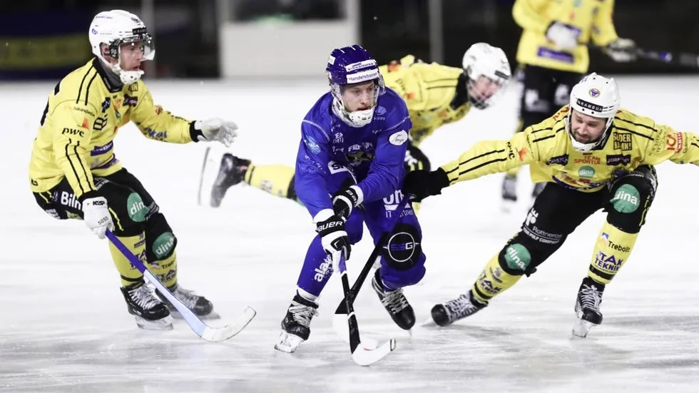 Fredrik Lönn är på väg igenom i matchen mot Broberg.