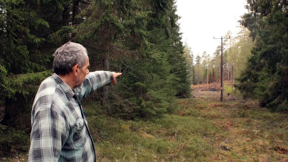 Åke pekar på platsen där branden utbröt, en kort bit från deras hem.