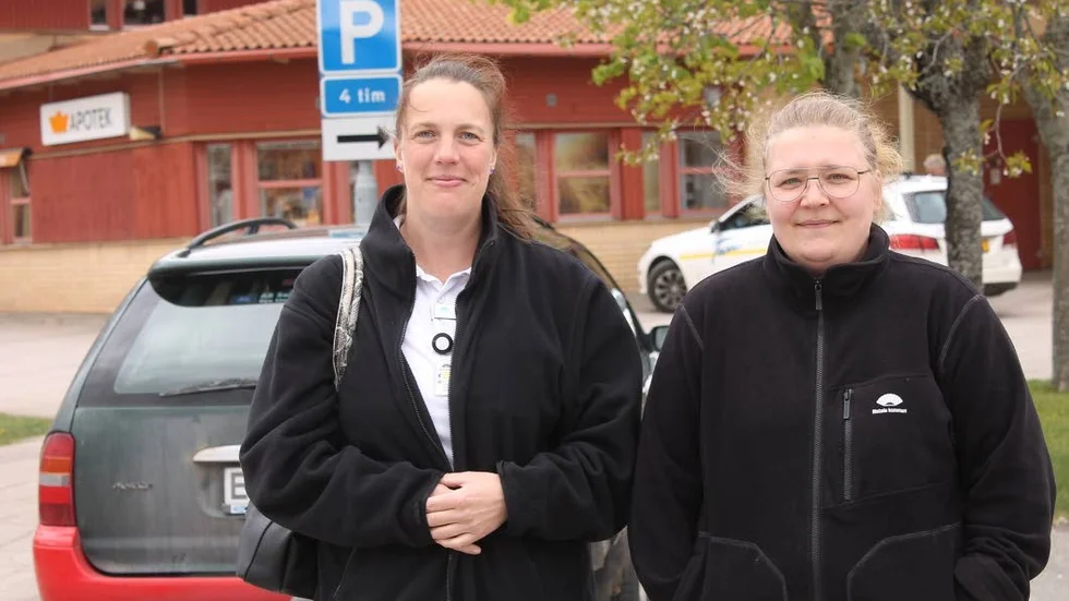 Desireé Pettersson och Mikaela Hugo tycker att parkeringssituationen i Borensberg är ohållbar.