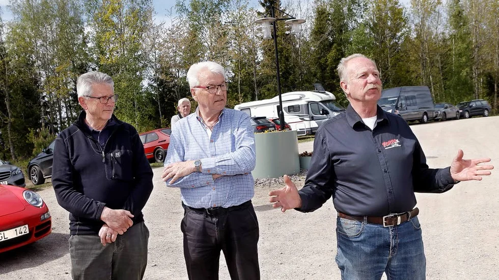 Hans Sylwan, Svenska Rallyförarklubben, Berndt Carlsson, Rallygubbar och Bengt Samuelsson som hälsade alla 100 rallyentusiaster välkomna till Torpa Gård.