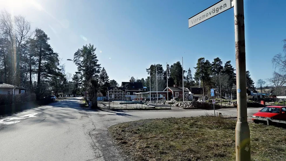 Lalandias planerade etablering får kommunen att tidigarelägga arbetet med va-ledningar under Varamovägen.