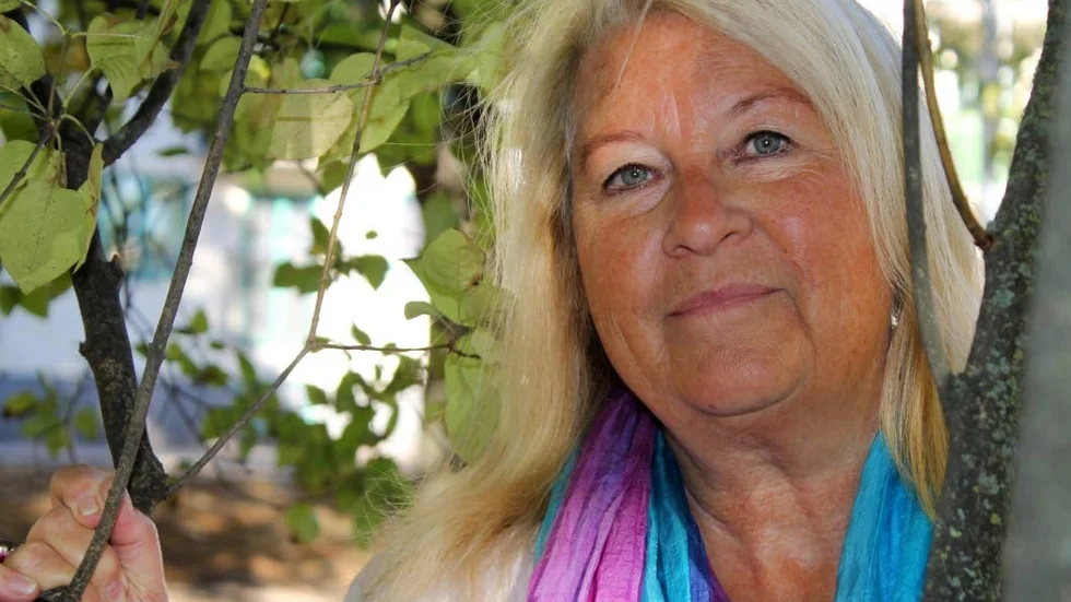 Tina Olby, ordförande för Motala Kvinnojour, vill uppmärksamma problematiken med att mobilappar används av män för att kontrollera kvinnor.