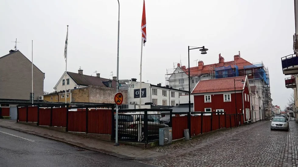 Det är på den här tomten i hörnet Kvarngatan-Rådhusgatan som Länsförsäkringar vill bygga.