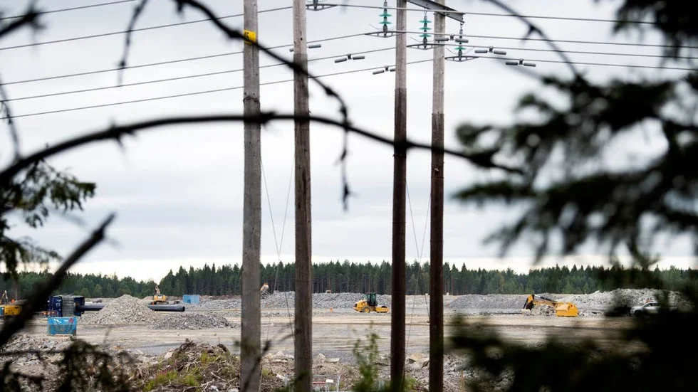 Det pågående bygget av batterifabriken i Skellefteå har väckt stort intresse. Men bygget har tråkiga bieffekter, menar skribenten.