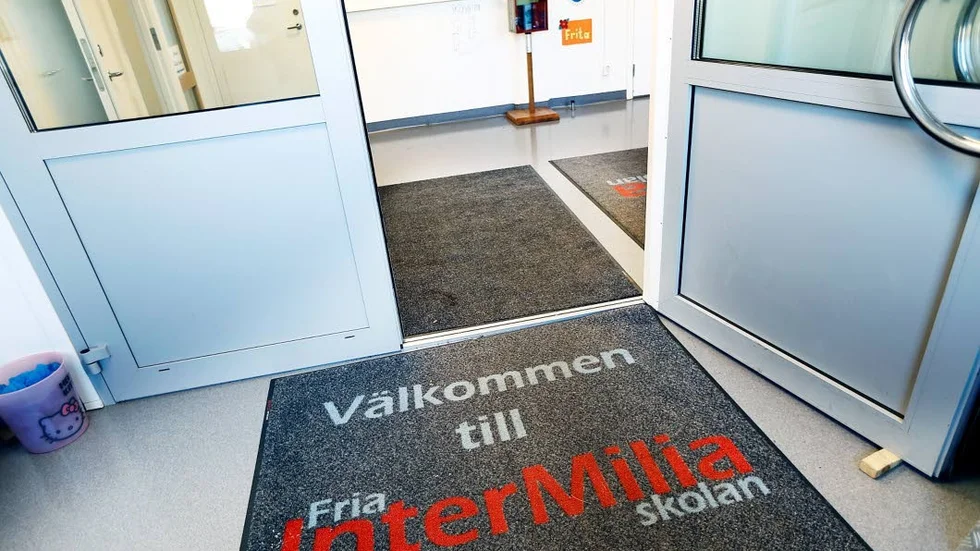 Färre elever och nu också färre anställda passerar genom Fria Intermiliaskolans portar.