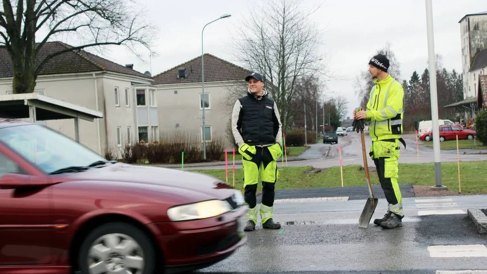Sebastian Lindstrand och Mikael Hedgren deltar i arbetet att göra Fornåsa säkrare ur trafiksynpunkt.