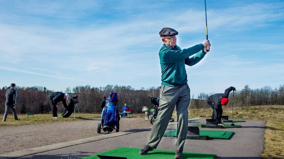 LarsÅke Westlind trodde att det var slut med golfspelandet. Men operationen blev lyckad så nu slår han ut för sitt 50:e år som golfare.