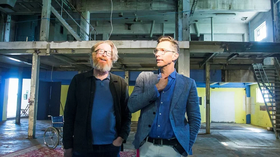 Per-Johan Persson, regissör för årets uppsättning (till vänster) och Pontus Plænge, konstnärlig ledare för teatern (till höger) i de nya lokalerna. I bakgrunden syns scenen där man kommer att spela i två plan.