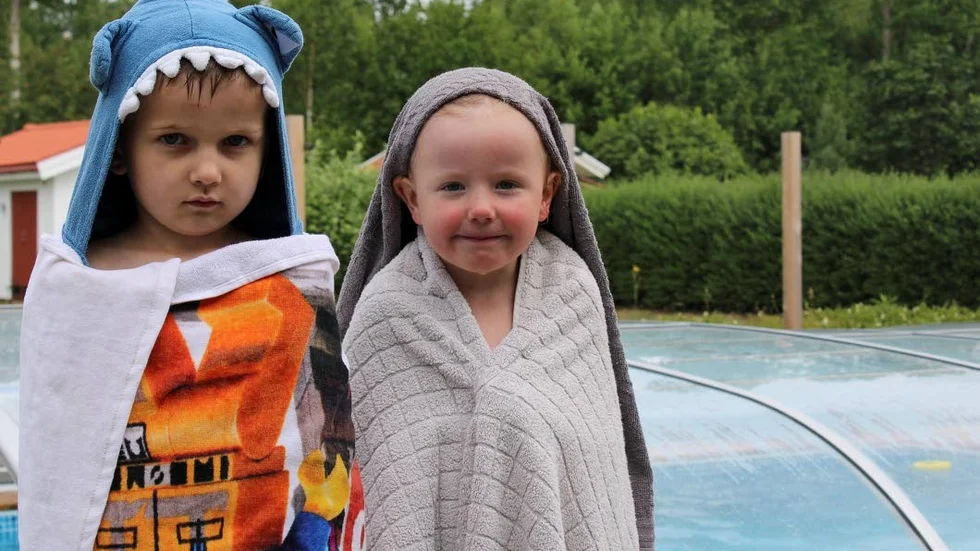 Hugo och Cecilia tycker att hoppa från kanten är det roligaste på simskolan.