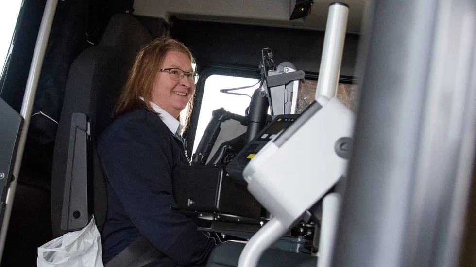 Inger Dargin trivs med jobbet som busscahufför.