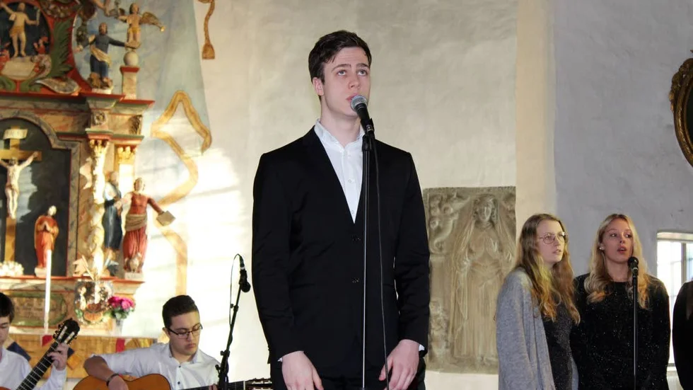 Kenan Tutuvic från Kulturskolan sjöng solo.