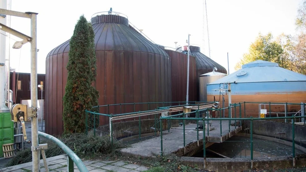 De stora bruna tankarna till vänster är rötmammare. Det är där biogasen bildas. Sedan lagras den i den blå tanken till höger.