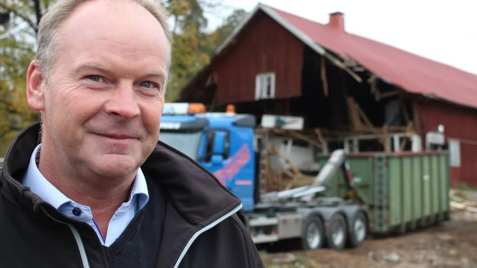 Johan Nyhlén från Vorf är nöjd över att arbetet är igång. - Det betyder mycket att vi får nya fina stallar, säger han.