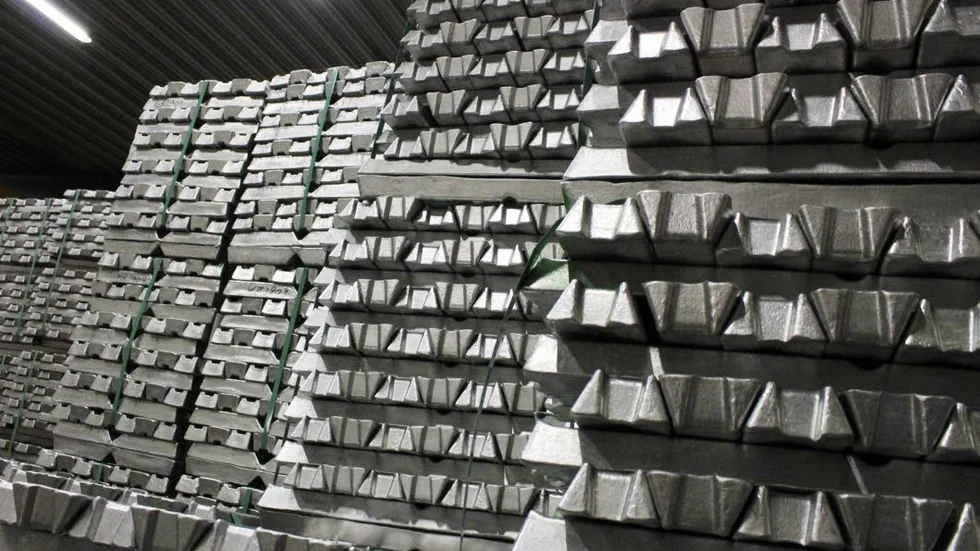 480 ton återvunnen aluminium gör man av med i veckan i snitt. En del kommer till och med i smält form.