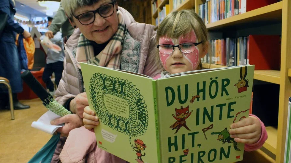 HUNDLIV. Elsa Börén, sex år, kom och hämtade sin bok, om hunden Beiron, tillsammans med mormor Christina Ahlsén.