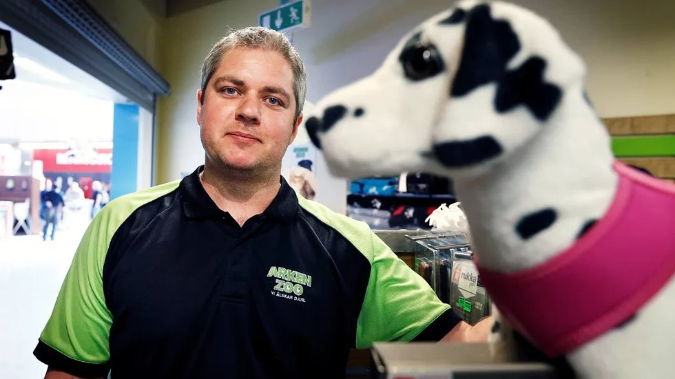 Provskjutningarna i Vättern skrämmer djur. En del hundar blir så rädda att de vägrar att gå ut, berättar Andreas Olsson på Arken Zoo.