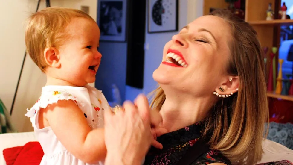 MOR OCH DOTTER. 15 månader gamla Astrid och mamma Hanna lär varandra ett och annat om livet.