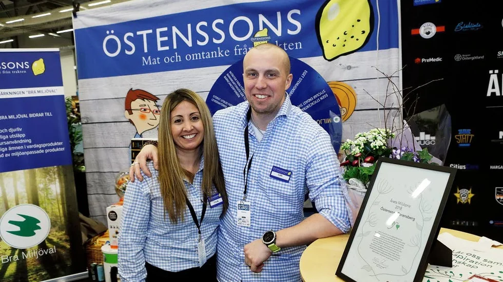 Miljöpristagare. Östensssons och butiken i Borensverg fick årets miljöpris. Mirelle Hanna och Calle Schnell gläds åt urtmärkelsen.