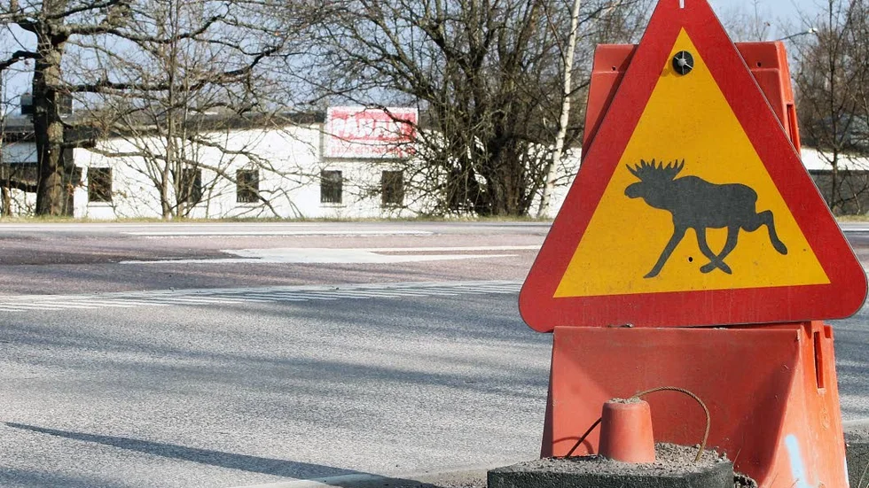 Varningsskylt vid värmeverket. På andra sidan vägen syns Bergsätters industriområde.