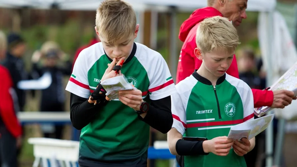 Hmm, hur springer vi nu då? Ludvig Karlqvist och Arvid Trofast studerar kartan innan start.