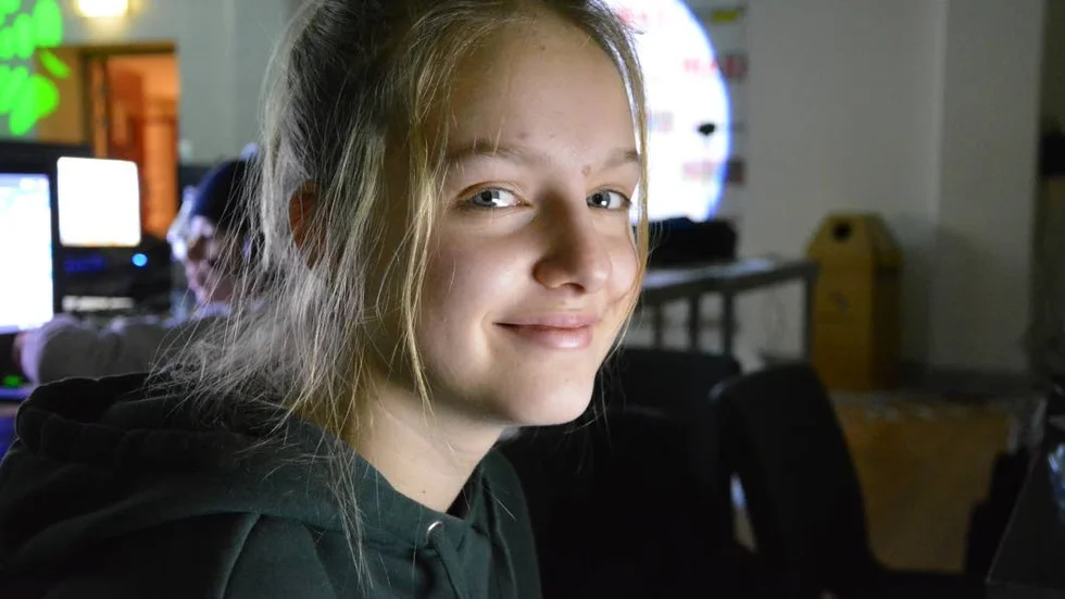 Ingrid Jersblad är en av femton tjejer på LAN-partyt. Hon föredrar att tävla i spelet Overwatch.