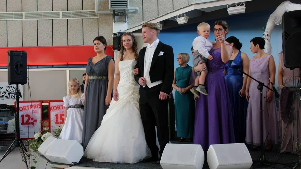 Låtsasbrudparet Emma Wretman och Simon Karlsson med ett flertal andra modeller.