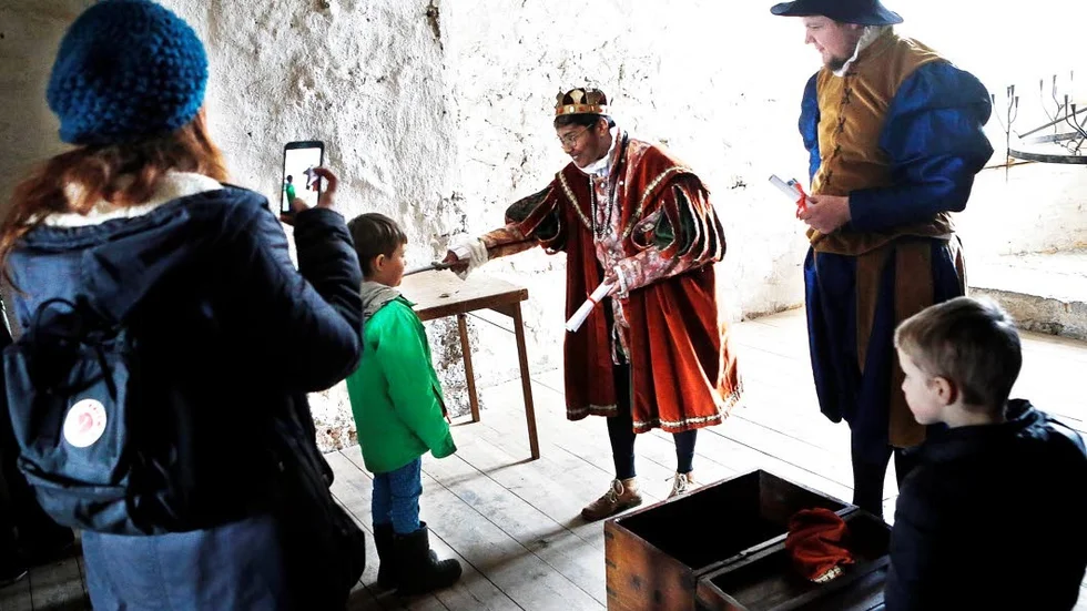 Ceremoni. "Hertig Magnus" dubbar Benjamin Lindberg.