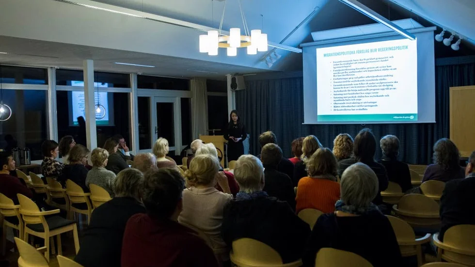 Många. Salen på Vadstena Folkhögskola var nästan full av folk som ville lyssna.