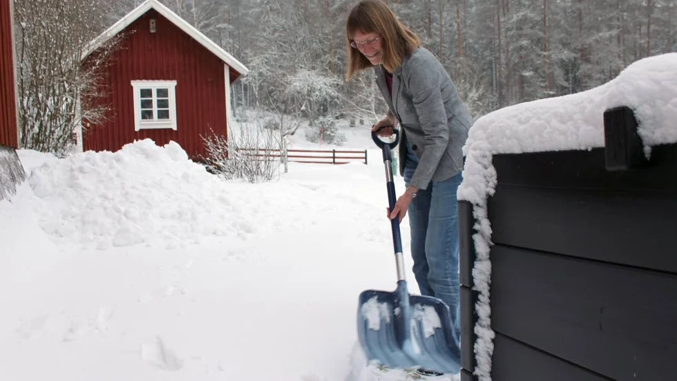 Det är många stigar som ska skottas, när man bor på landet.