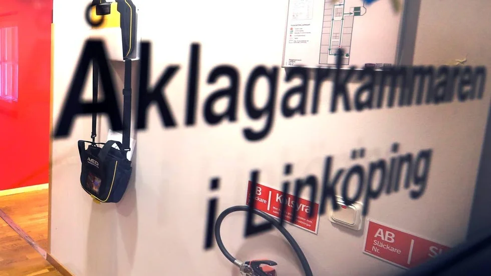 Åklagaren släppte tre häktade i människorovsmål.