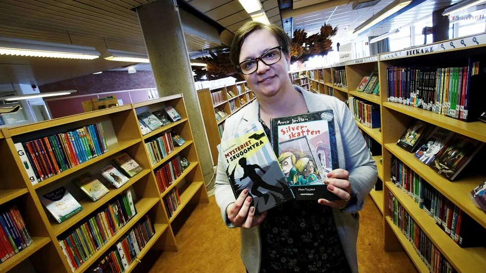 Bibliotekarie Evelina Ottosson står i startgroparna för en deckarmånad på Motala bibliotek.