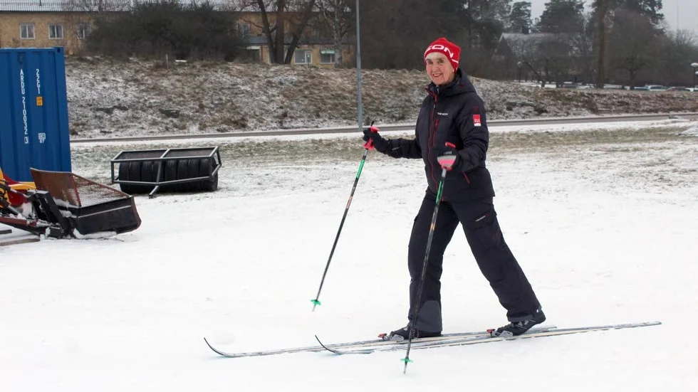 Ågot Byström är en av de flitigaste åkarna på konstsnöspåret på Ernebergsfältet i Gamleby.