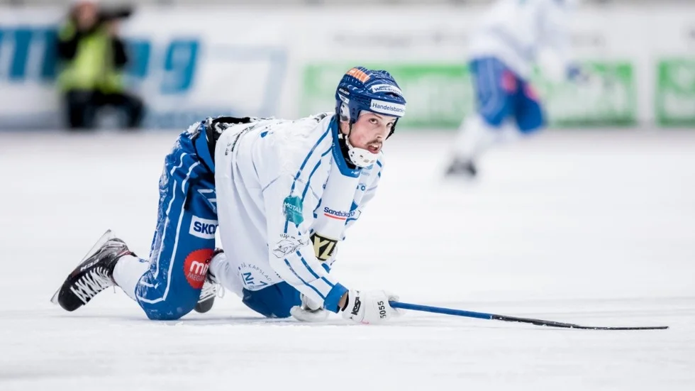 171110 Motalas Olle Nordlund under bandymatchen i Elitserien mellan Vnersborg och Motala den 10 november 2017 i Vnersborg.
Foto: Sebastian Lamotte / BILDBYRN / Cop 103