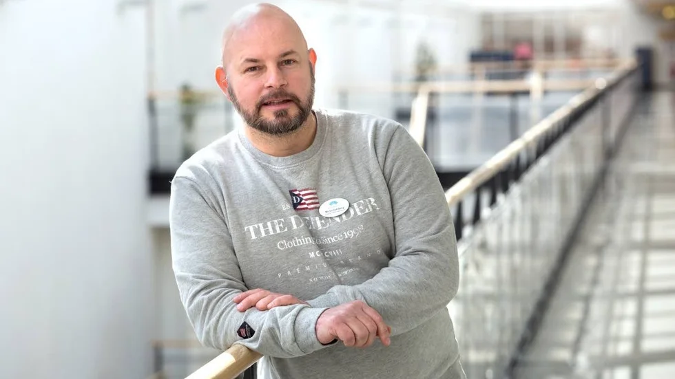 Micha Dahlberg har egna barn, jobbar som gymnasielärare och tränar ungdomar i hockey. Det tar mycket tid men det han får tillbaka gör att det är värt det.
