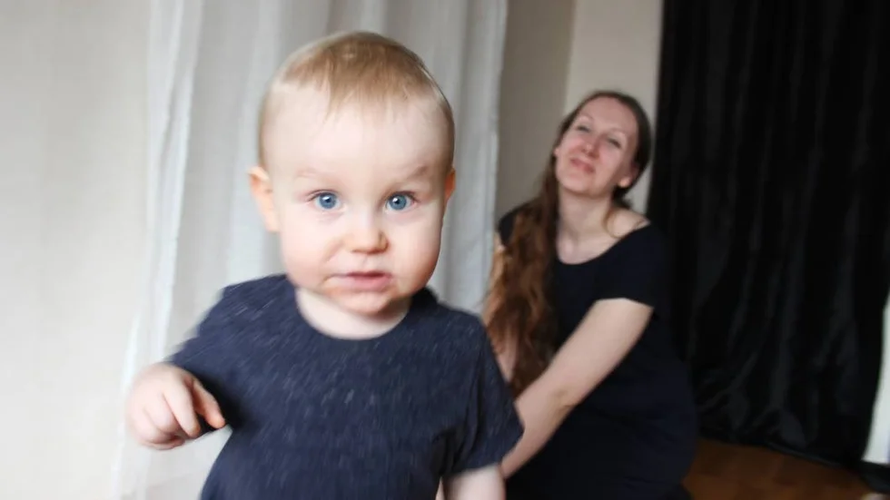 Rosanna i sin fotohörna, tillsammans med sonen Ramzy som är van att bli fotograferad.