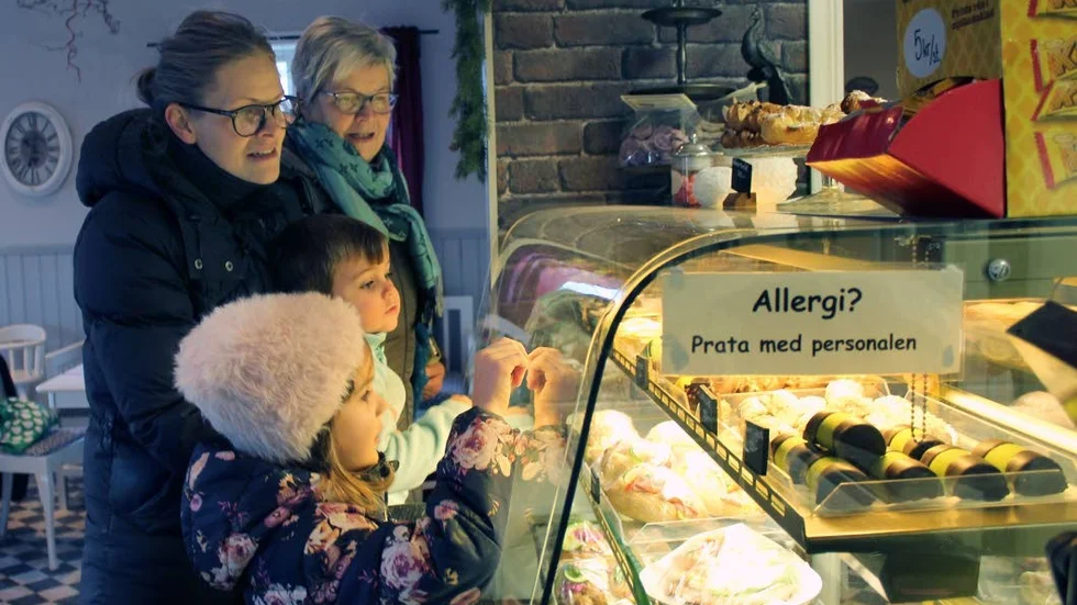 Ulla-Britt Lagström (längst bort i bild) och dottern Christine Vallhagen med barnen Judith och Ruben är sugna på fika.