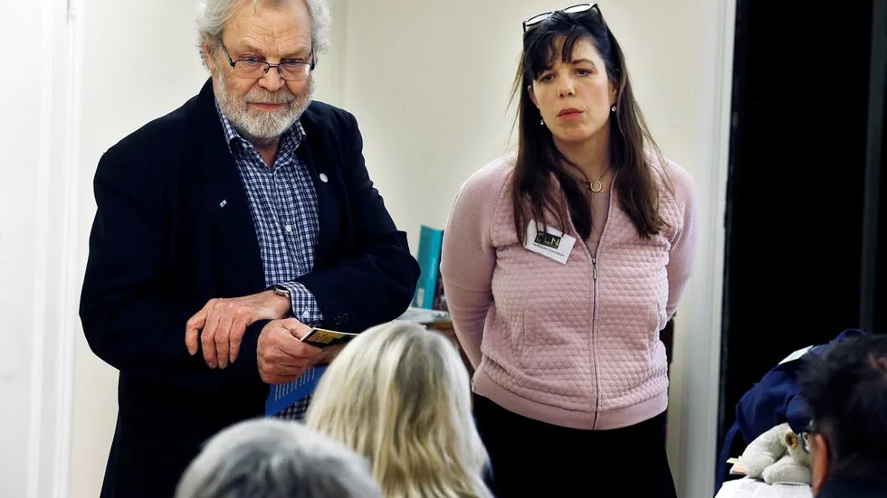 Per-Åke Andersson, IOGT-NTO och Anna Fjelltjärn, Östergötlands läns nykterhetsförbund,  diskuterar medberoendeproblematik med politiker från Motala kommun.