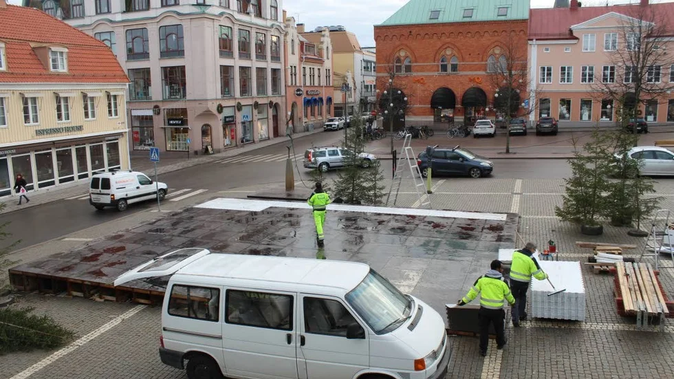Personal från Återbruket plockade bort isen under måndagen.
