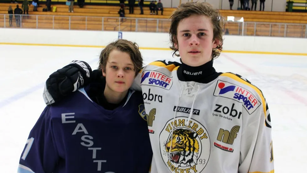 SLÄKTMÖTE. Kusinerna Elliot Skill och Theo Lundkvist i förbrödring efter matchen där gästande Vimmerby vann i sudden mot Österstad/Wettern med 7–6. Lundkvist gjorde segermålet på Skill.