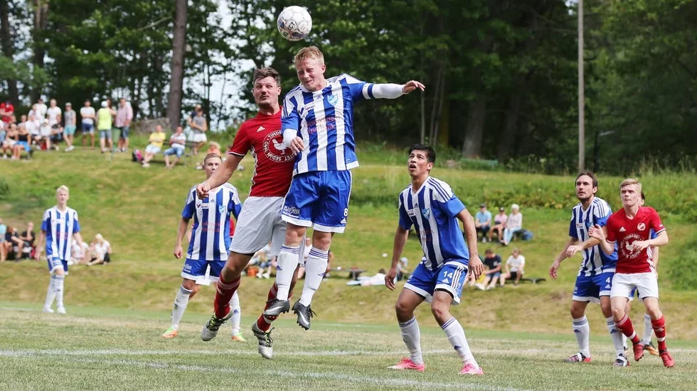 Edsbruks Niclas Andersson och IFK:s Nils Alfonsson i nickduell.