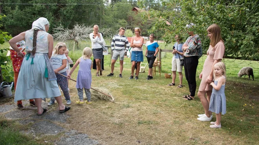 Mot slutet av teatern får barnen känna på att räfsa med träräfsa och stapla ved.