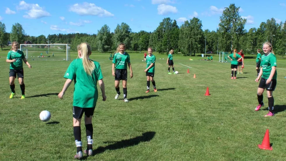 Fler barn. Något fler barn än förra året deltar i årets fotbollsskola i Gamleby, totalt 100 stycken.